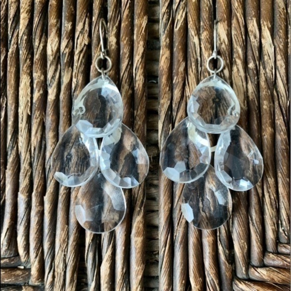 🌟🌟Faceted Clear Acrylic Chandelier Earrings ♥️ - Picture 5 of 5